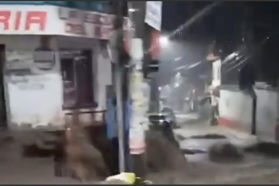 La fuerte correntada que era capaz de llevarse todo a su paso en las calles de Palín, Escuintla. (Foto: captura de video)