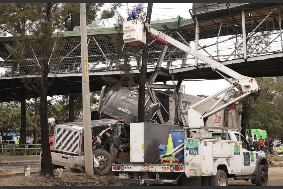 Así desmantelan la pasarela que quedó destruida tras un accidente ocurrido en el Anillo Periférico. (Foto: Muni Guate)