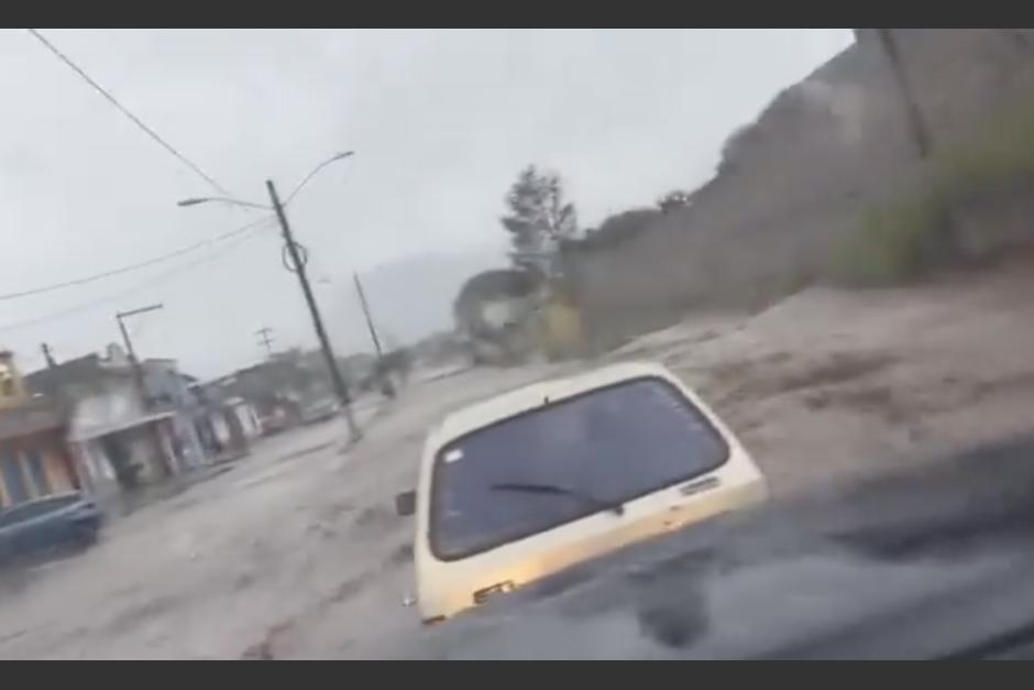 Dos vehículos quedan varados entre el agua en el centro de Quetzaltenango. (Foto: Stereo100 Noticias)