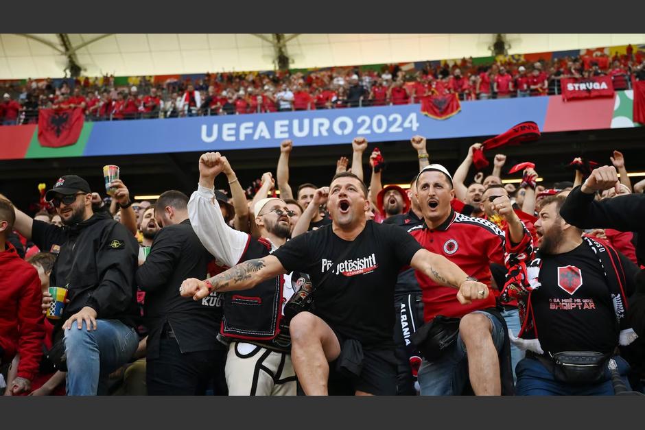 Los fanáticos de la selección de Albania ocasionaron una multa por mal comportamiento. (Foto:Dan Mullan/Getty Images)
