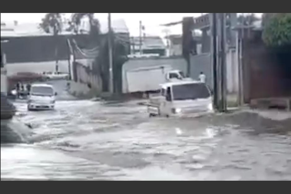 Se registran severas inundaciones de tránsito en El Naranjo, zona 4 de Mixco, según reportan los usuarios. (Foto: captura de video)