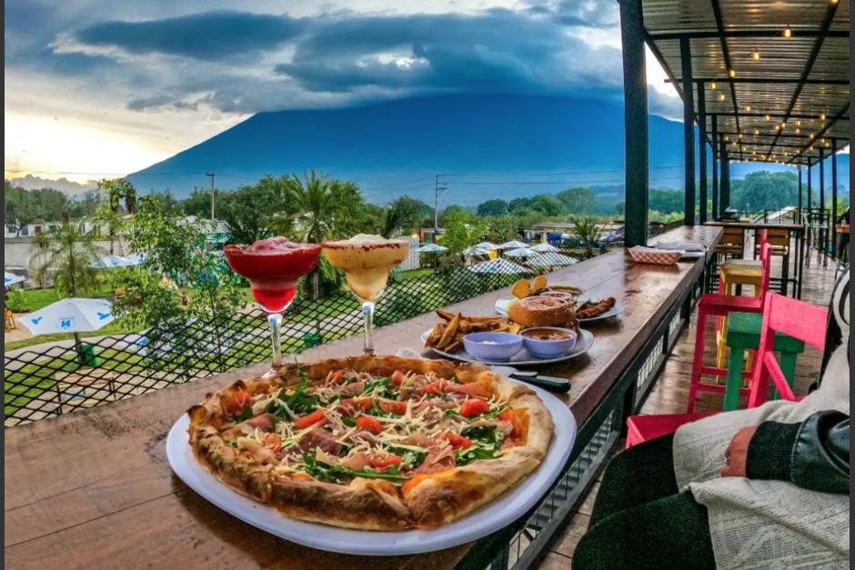 De noche el bus se ilumina por completo y muestra belleza al público,&nbsp;¡debes&nbsp;conocerlo! (Foto: Instagram restauranteelpredioantigua)