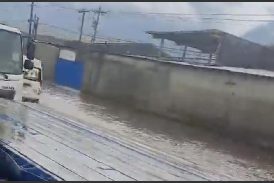 Nuevamente se registra inundación en la ruta al Pacífico, en jurisdicción de Palín-Escuintla. (Foto: Dalia Santos)