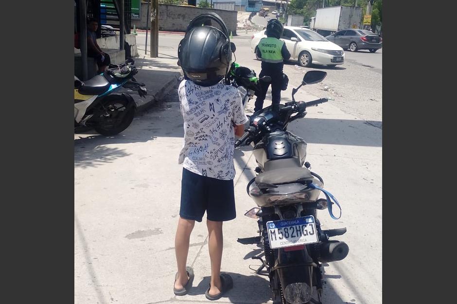 El niño que fue sorprendido conduciendo una motocicleta en el bulevar El Frutal, Villa Nueva. (Foto: Dalia Santos)