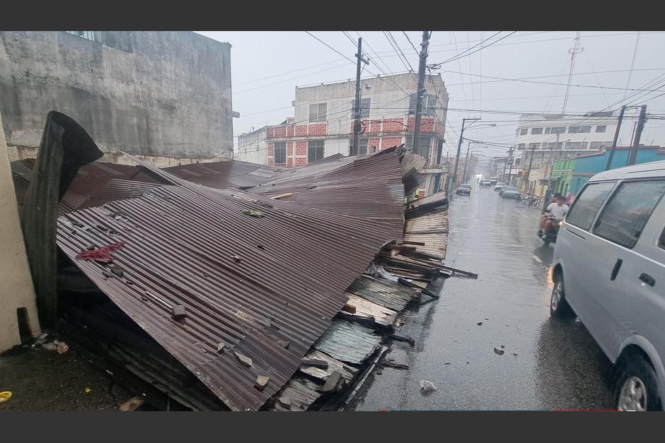 El techo de una vivienda se desplomó en la zona 5 capitalina, tras las fuertes lluvias de este lunes. (Foto: Bomberos Municipales)