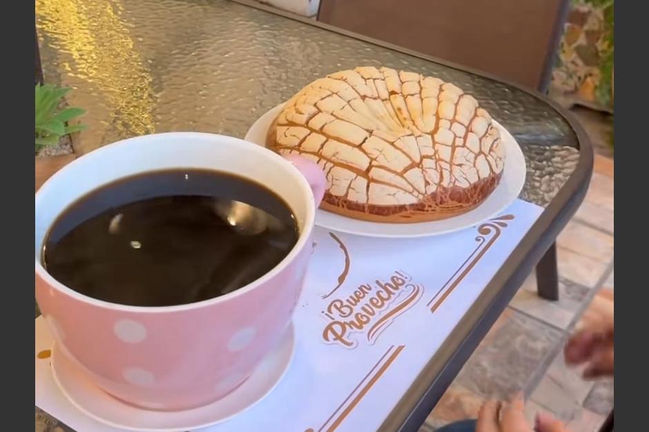 Conoce esta cafetería en la que te servirán café y pan de un tamaño peculiar. (Foto: captura de video)