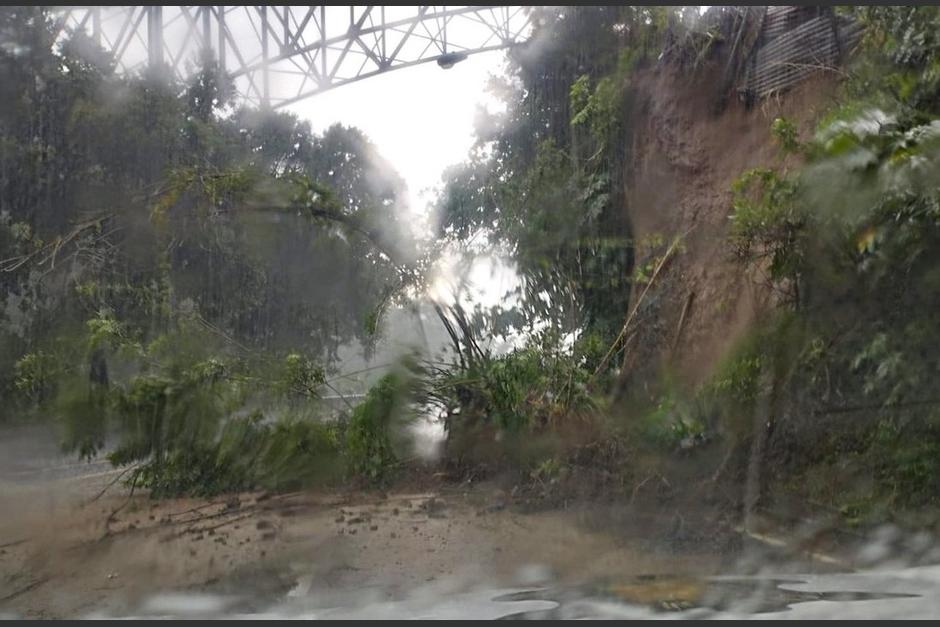 El derrumbe que se registra en la calzada La Paz en dirección al puente Belice. (Foto: PMT ciudad de Guatemala)