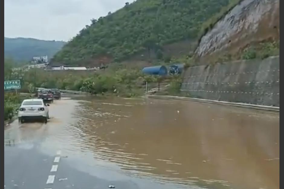 Las severas inundaciones que provocaron que los vehículos transitaran entre el agua en el Libramiento Chimaltenango. (Foto: captura de video)