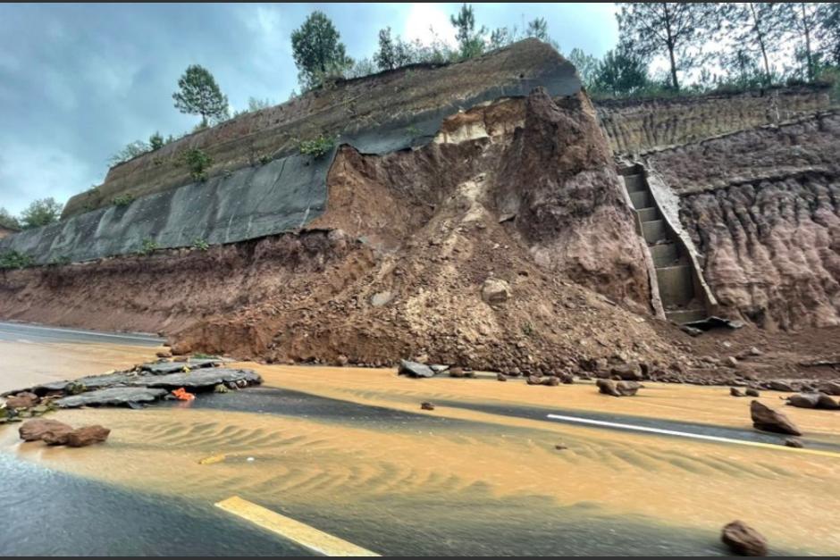 El derrumbe en el Libramiento de Chimaltenango afecta el paso vehicular. (Foto: PROVIAL)
