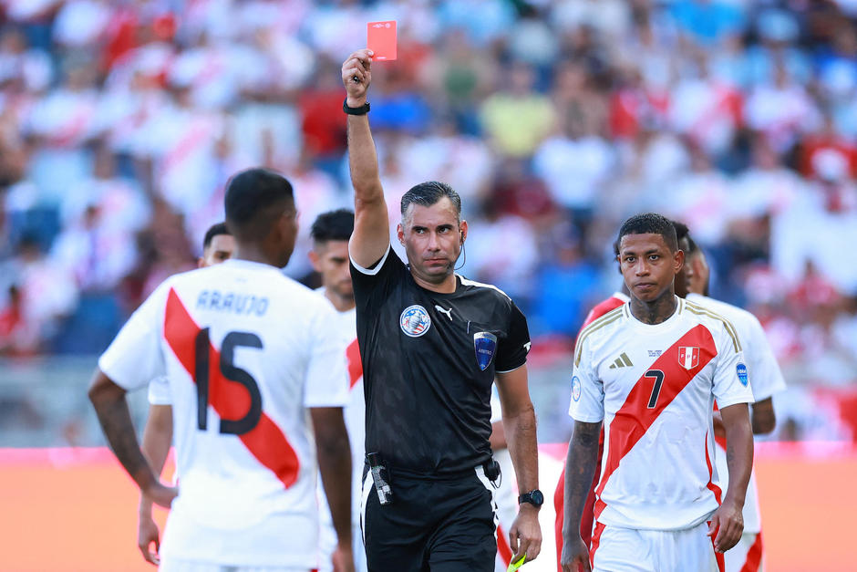El árbitro guatemalteco Mario Escobar pitó su primer juego en la Copa América 2024. (Foto: AFP)