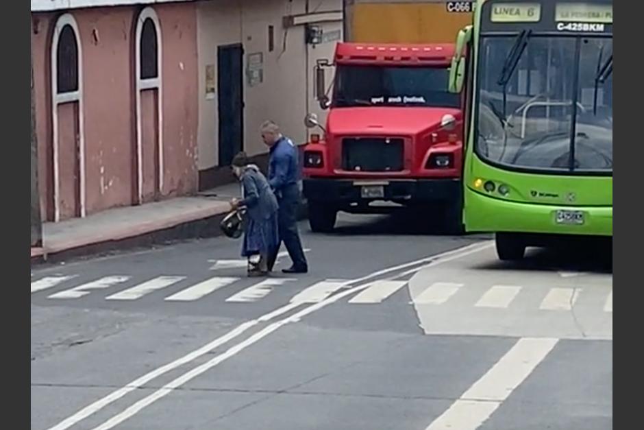 El piloto de un Transmetro detuvo su marcha para poder bajarse a ayudar a una anciana que no podía cruzarse la calle en el Cerrito del Carmen. (Foto: captura de pantalla)