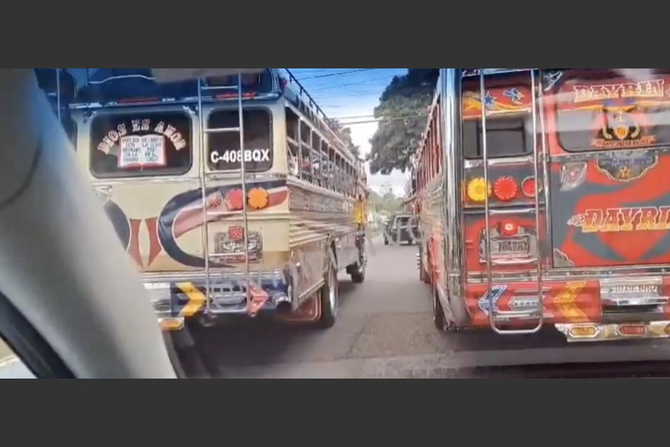 Captan el momento en que dos conductores de autobuses pelean en medio del tránsito de la ruta que conduce hacia El Salvador. (Foto: captura de video)