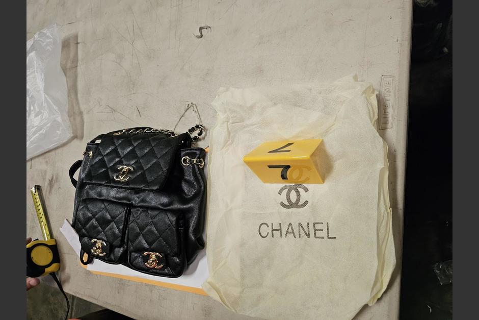 Durante operativo en una almacenadora decomisaron mercadería valorada en millonaria suma, que incluía artículos de presunta marca Chanel, Gucci y Rolex. (Foto: MP)