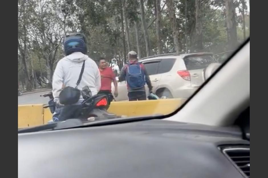 Graban pelea entre dos motoristas en cercanías del Trébol. (Foto: captura de pantalla)&nbsp;