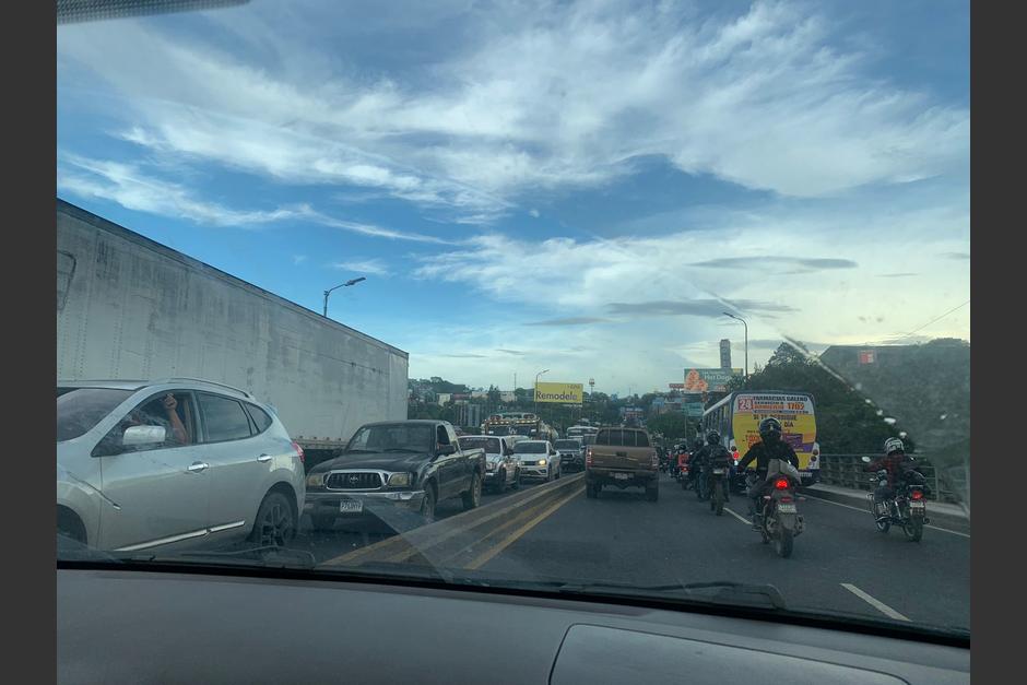 El tránsito se encuentra completamente detenido debido a una balacera ocurrida en el Anillo Periférico la tarde de este jueves. (Foto: cortesía/Soy502)