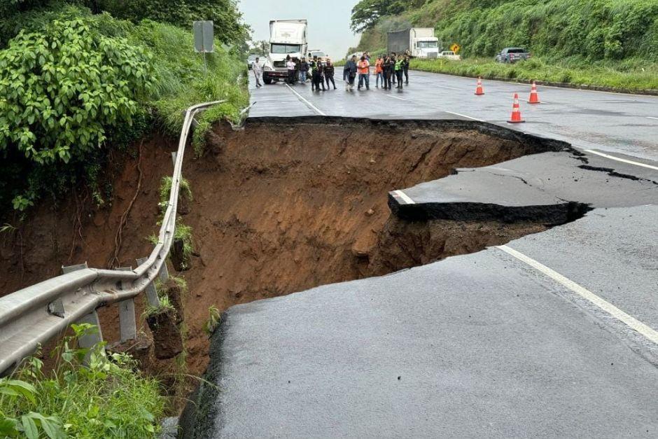 El 13 de junio se registró un derrumbe que se llevó parte de la carretera de la Autopista Palín-Escuintla, tras revisar detectaron un socavamiento y cerraron el paso. (Foto: Conred)
