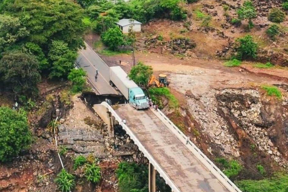 Este viernes 28 de junio colapsó el Puente Río Colorado que une a Guatemala con El Salvador. (Foto: CIV)