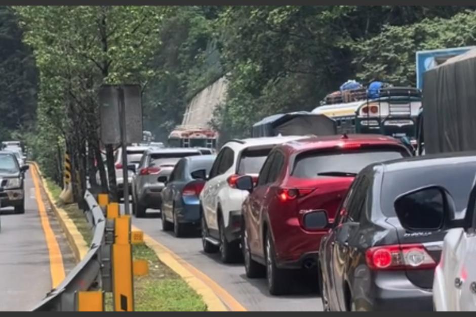 Demanda de viajeros y vehículos averiados detienen el tránsito hacia la Antigua. (Foto: Amílcar Montejo)
