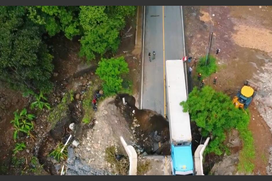 Un video aéreo mostró los daños del puente "El Colorado", tras colapsar y partirse a la mitad en Jutiapa. (Foto: redes sociales)&nbsp;
