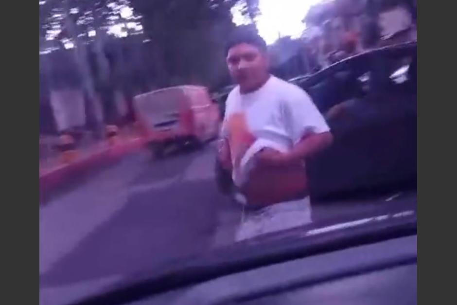 Un hombre agresivo quedó captado en video cuando intentaba agredir a un conductor en la zona 13. (Foto: captura de pantalla)