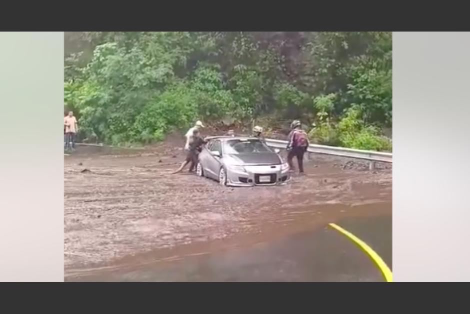 Un carro se quedó atrapado en una correntada de agua y lodo. (Foto: captura de pantalla)