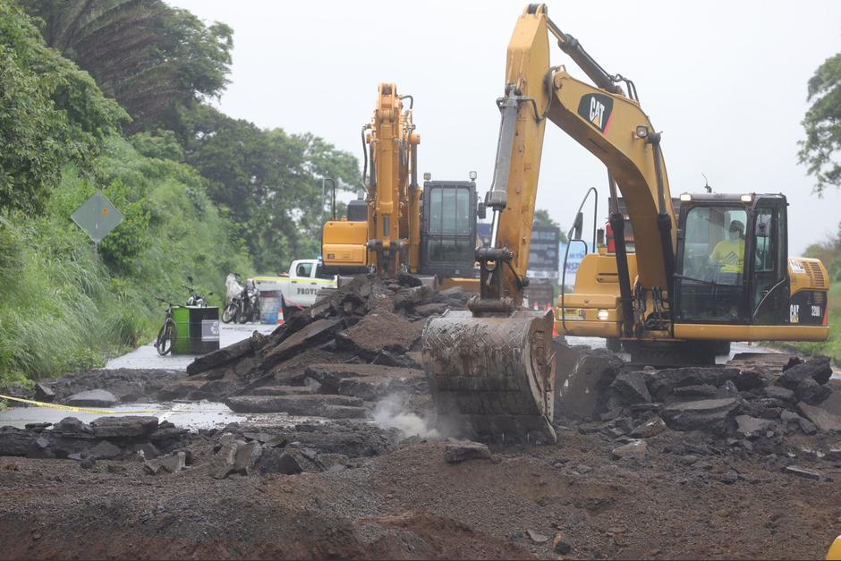 El colapso de una tubería provocó el socavamiento en la autopista Palín-Escuintla. (Foto: Micivi)