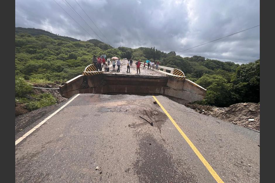 El puente Río Colorado en Jutiapa colapsó. Las autoridades buscan habilitar el paso lo antes posible. (Foto: Micivi)