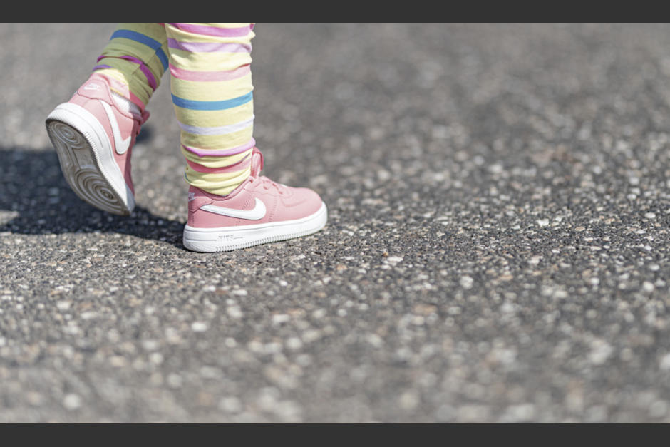 La niña de aproximadamente 5 años cruzó sola la carretera en la ciudad. (Foto: Shutterstock)