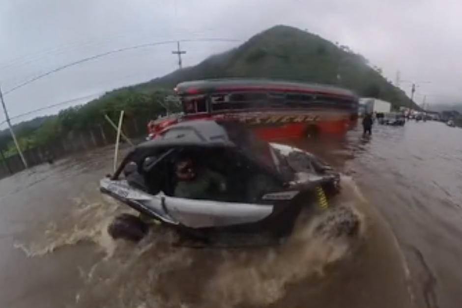 Un vehículo llamó la atención a quienes sufrían una inundación en pleno tránsito. (Foto: Tik Tok)