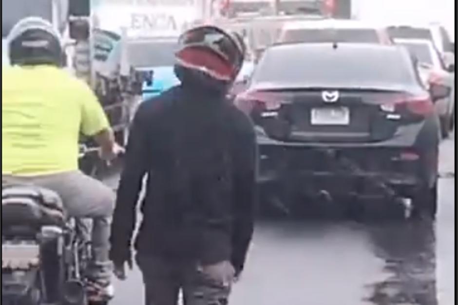 El hombre deambulaba por la carretera como si estuviera en una motocicleta. (Foto: RRSS)