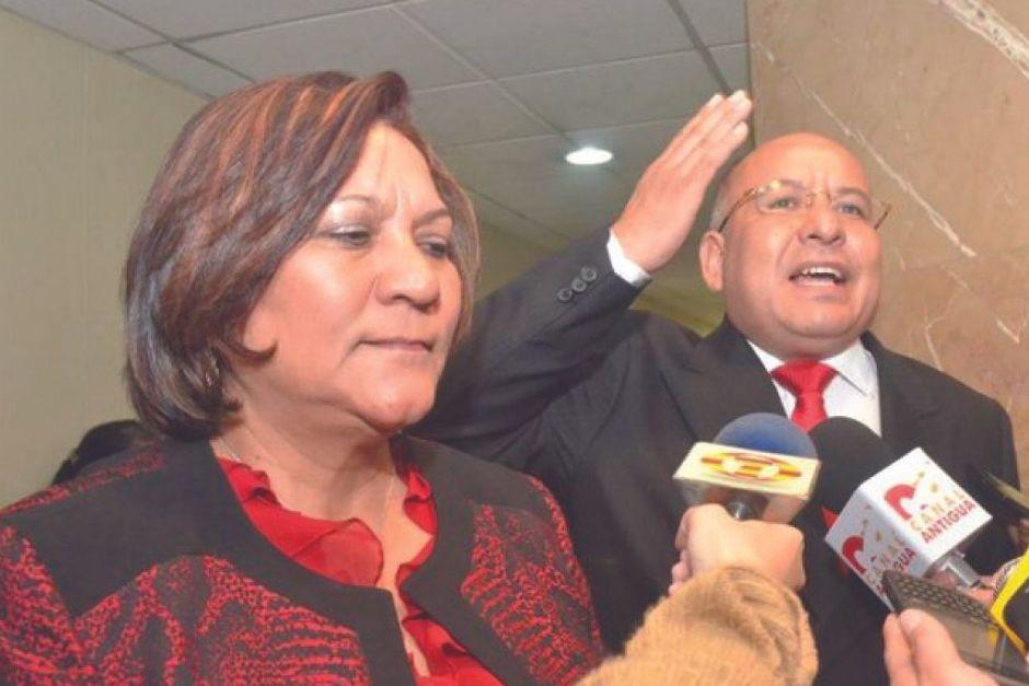 La exdiputada Mirza Arrega, junto a su homólogo y pareja sentimental, Luis Chávez, durante una rueda de prensa en 2017. (Foto: RRSS)