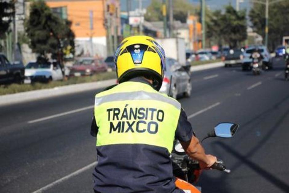 Un motorista estuvo cerca de impactar a un agente de tránsito en la zona 3 de Mixco. (Foto: Archivo Soy502)