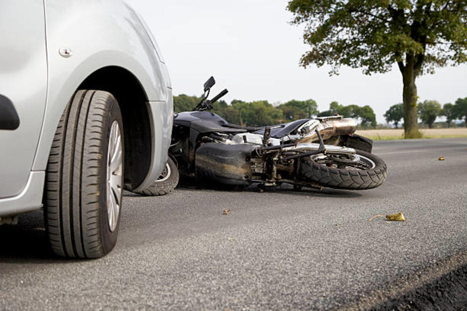 Un motociclista derrapó al intentar rebasar un tráiler y desafortunadamente su hija falleció. (Foto: iStock)