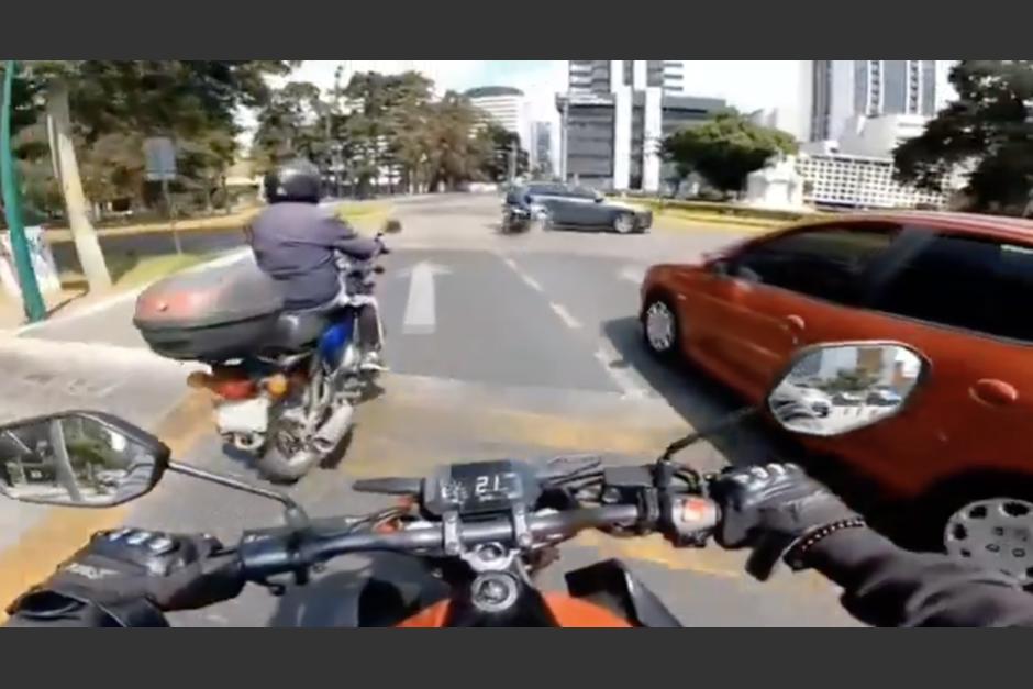 Graban accidente de tránsito en el que un motorista salió expulsado en la avenida Reforma. (Foto: captura de video)