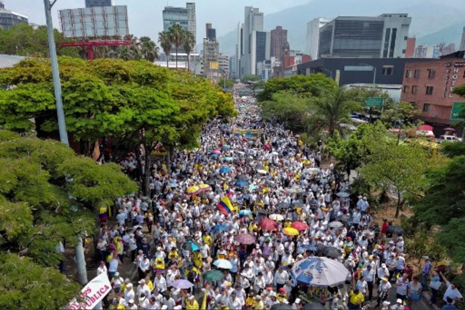 Miles de personas salieron a las calles de Colombia para protestar en contra del gobierno de Gustavo Petro. (Foto: AFP)