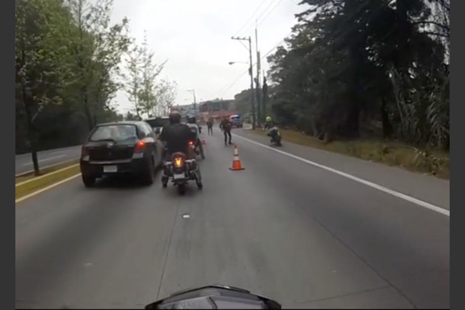 En video quedó captado el momento en que un motorista huyó de un retén de tránsito. (Foto: captura de pantalla)&nbsp;