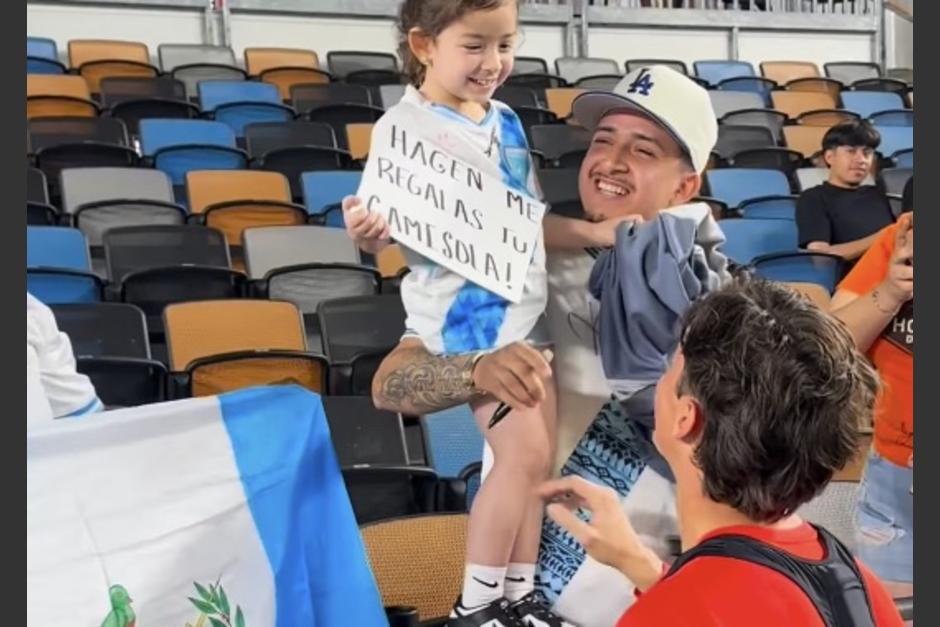 Nicholas Hagen junto a una aficionada guatemalteca en Houston, Texas. (Foto: Columbus Crew)