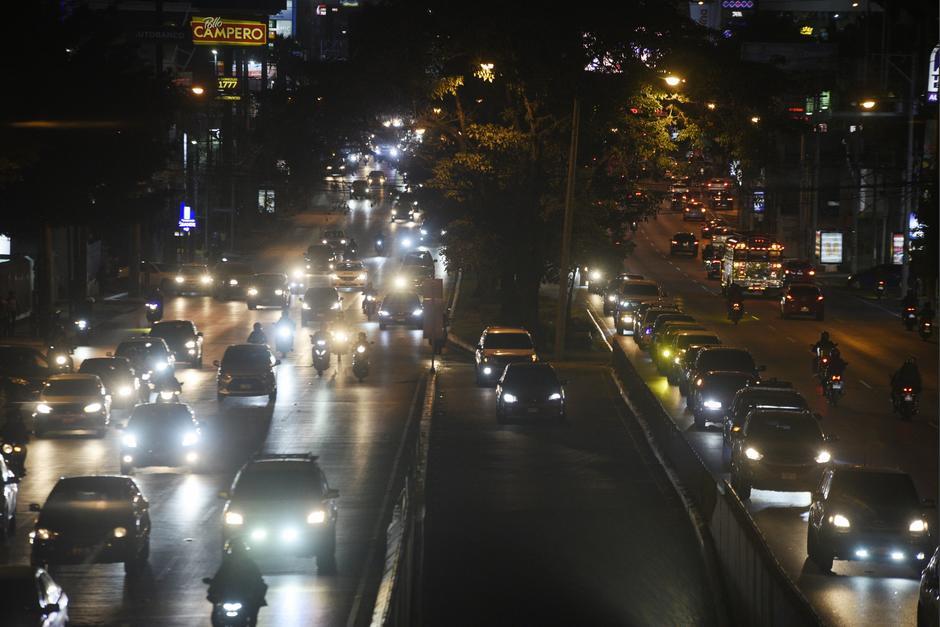Conductores que viajan de municipios a la ciudad de Guatemala, se enfrentan a un caos vial en su ingreso. (Foto: Wilder López/ Soy502)