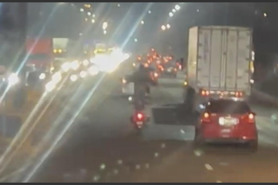 Captan a un motorista que realizaba arriesgadas maniobras mientras se conducía por el puente El Incienso. (Foto: captura de video)