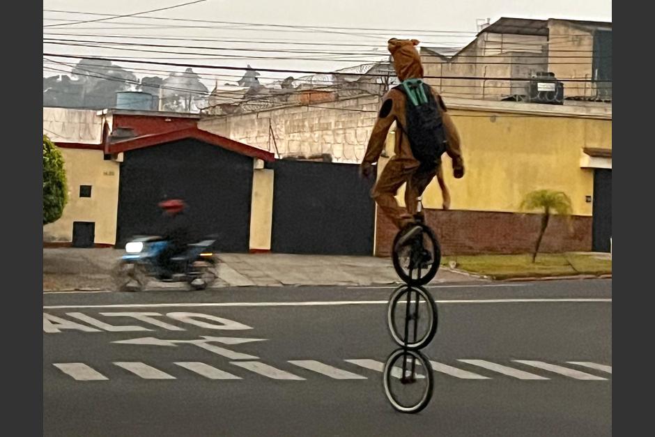 El habilidoso guatemalteco se desplaza por varias calles de la ciudad en su inusual medio de transporte. (Foto: Fredy Hernández/Soy502)