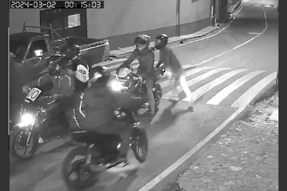 Seis delincuentes copan a un motorista y lo despojan de su vehículo, sin percatarse que eran filmados. (Captura video)