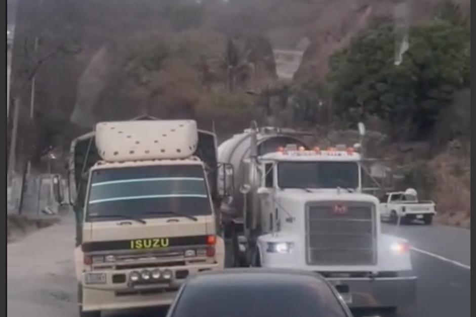 Captan a dos vehículos pesados peleando por pasar en el tránsito de la ruta al Atlántico. (Foto: captura de video)