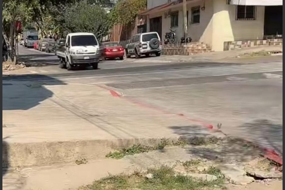 Un usuario evidenció una "extraña" línea roja demarcada en un sector de la ciudad. (Foto: captura de video)