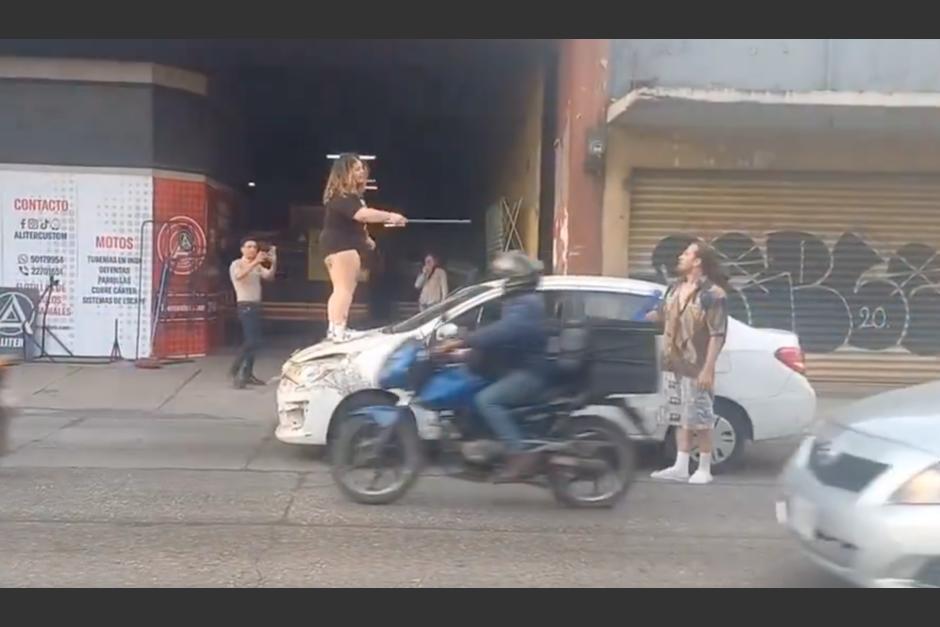 Una mujer se hizo viral por destruir el carro de su "pareja" en pleno tránsito de la Ciudad de Guatemala. (Foto: captura de pantalla)&nbsp;