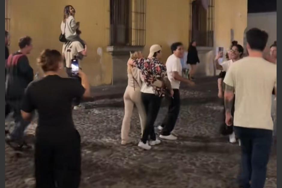 Extranjeros saliendo de un club nocturno en Antigua Guatemala. (Foto: @BornToBeLocal)