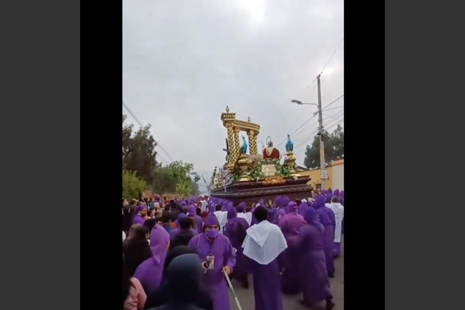 Un incidente ocurrido en una procesión quedó captado en video. (Foto: captura de pantalla)&nbsp;