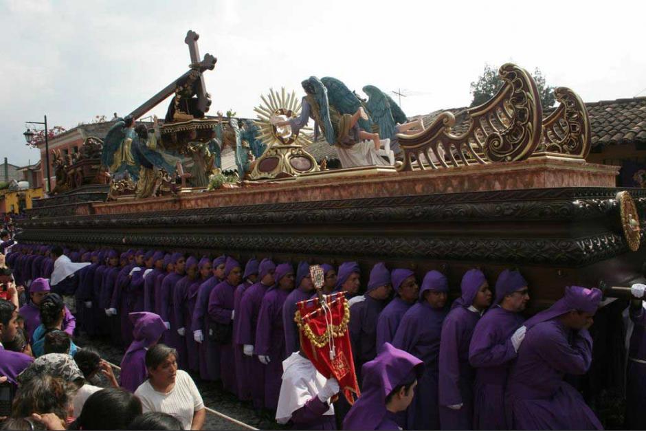 La mujer que acompañaba la procesión de San Bartolo en Antigua Guatemala y terminó con severos daños en la cabeza. (Foto ilustrativa: Archivo/Soy502)