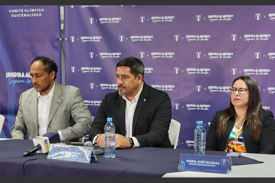 El presidente del COG, Jorge Rodas, junto a su vicepresidenta y vocal. (Foto: Emilio Dávila / Soy502)