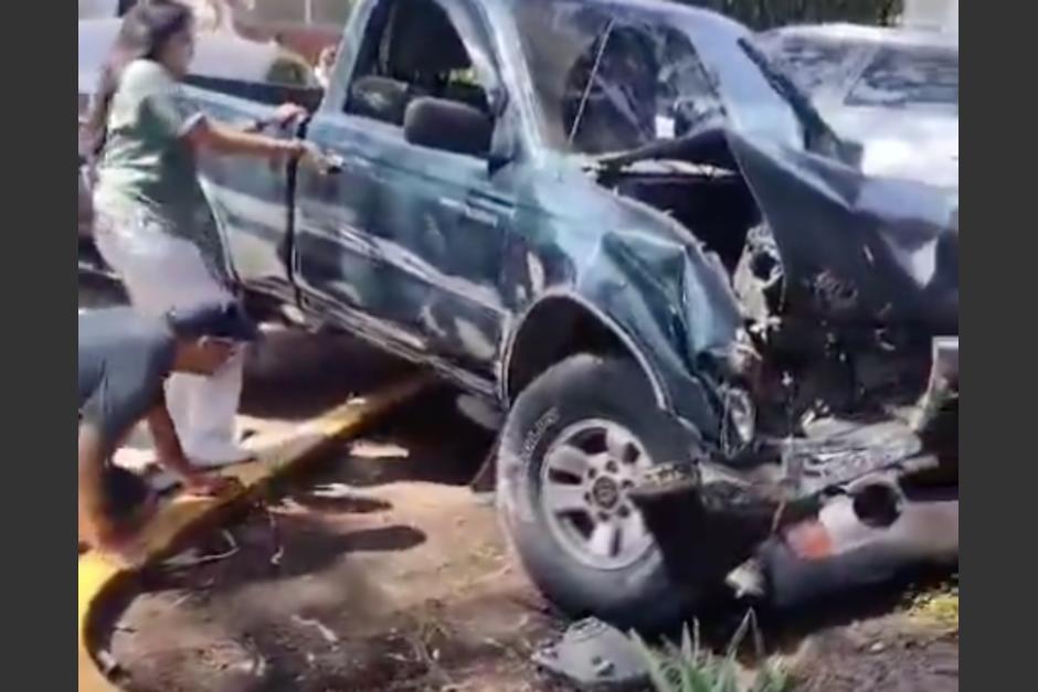 Estudiante quedó debajo de un vehículo tras accidente en el parqueo de una universidad. (Foto: RRSS)