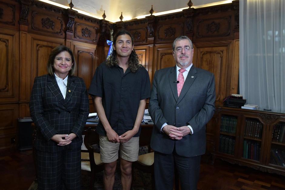 La vicepresidenta Karin Herrera, el atleta Luis Grijalva y el presidente Bernardo Arévalo. (Foto: @BArevalodeLeon)